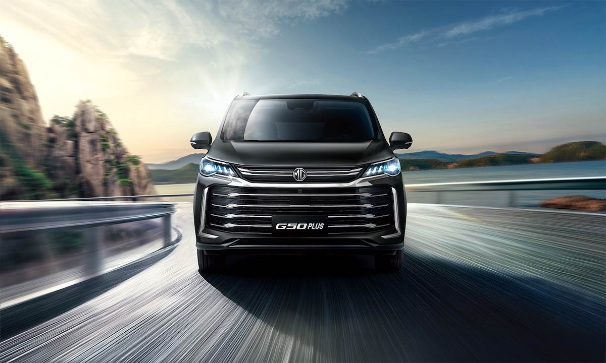 車頭採用大面積橫柵式鍍鉻水箱護罩，透過向外延展的設計語彙勾勒出寬闊穩重的視覺基調。（圖／MG Taiwan提供）