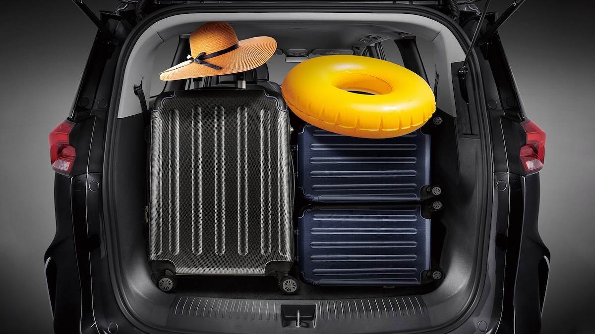 G50 PLUS標準模式下即具備406公升行李廂容積，第三排傾倒後可擴充至1,044公升，另標配感應式電動尾門（含足踢感應）。（圖／MG Taiwan提供）