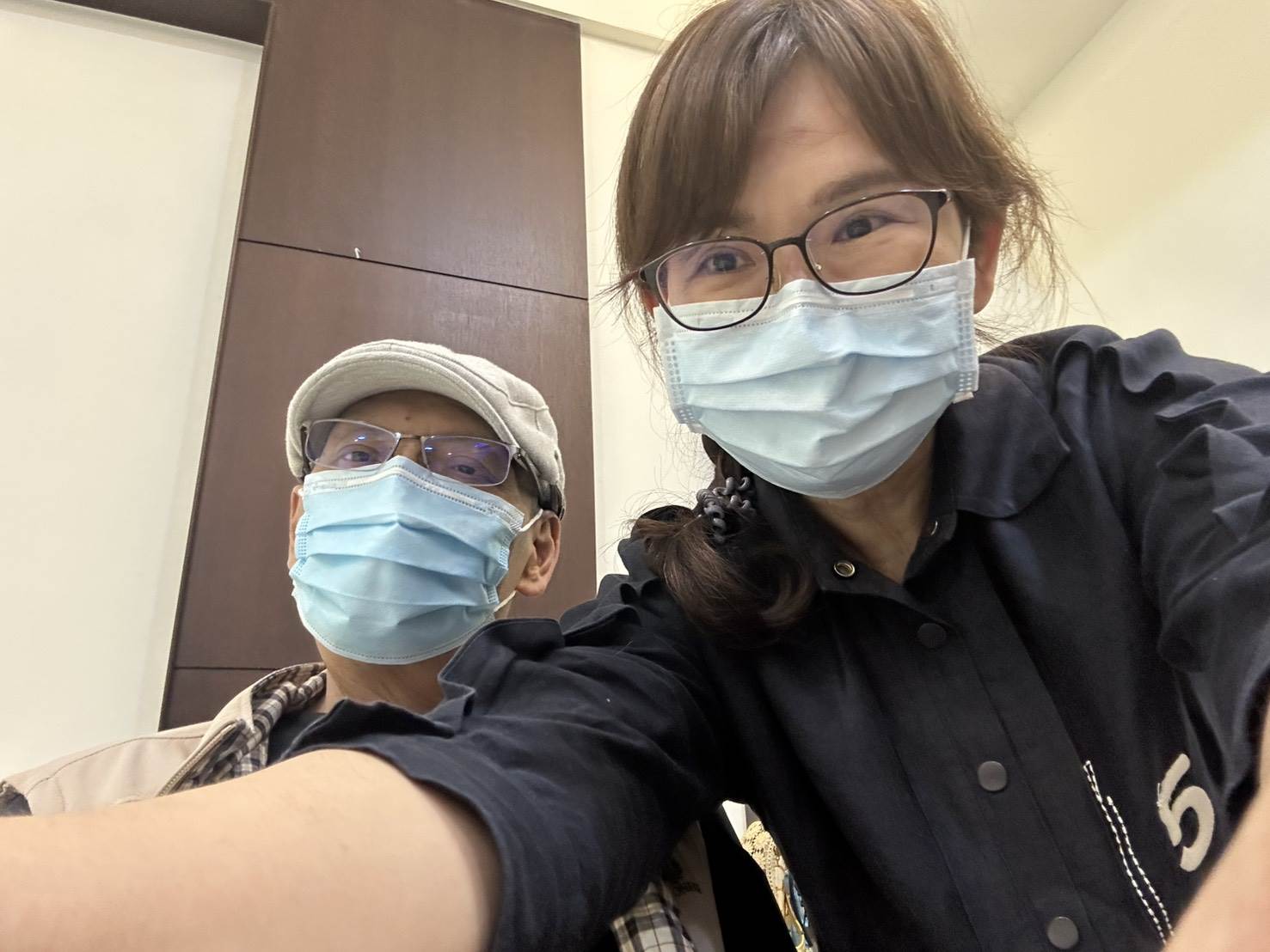 南迴基金會董事長李靜蘭（右）前往探望罹患癌症的徐超斌醫師，他仍樂觀面對病情。翻攝畫面