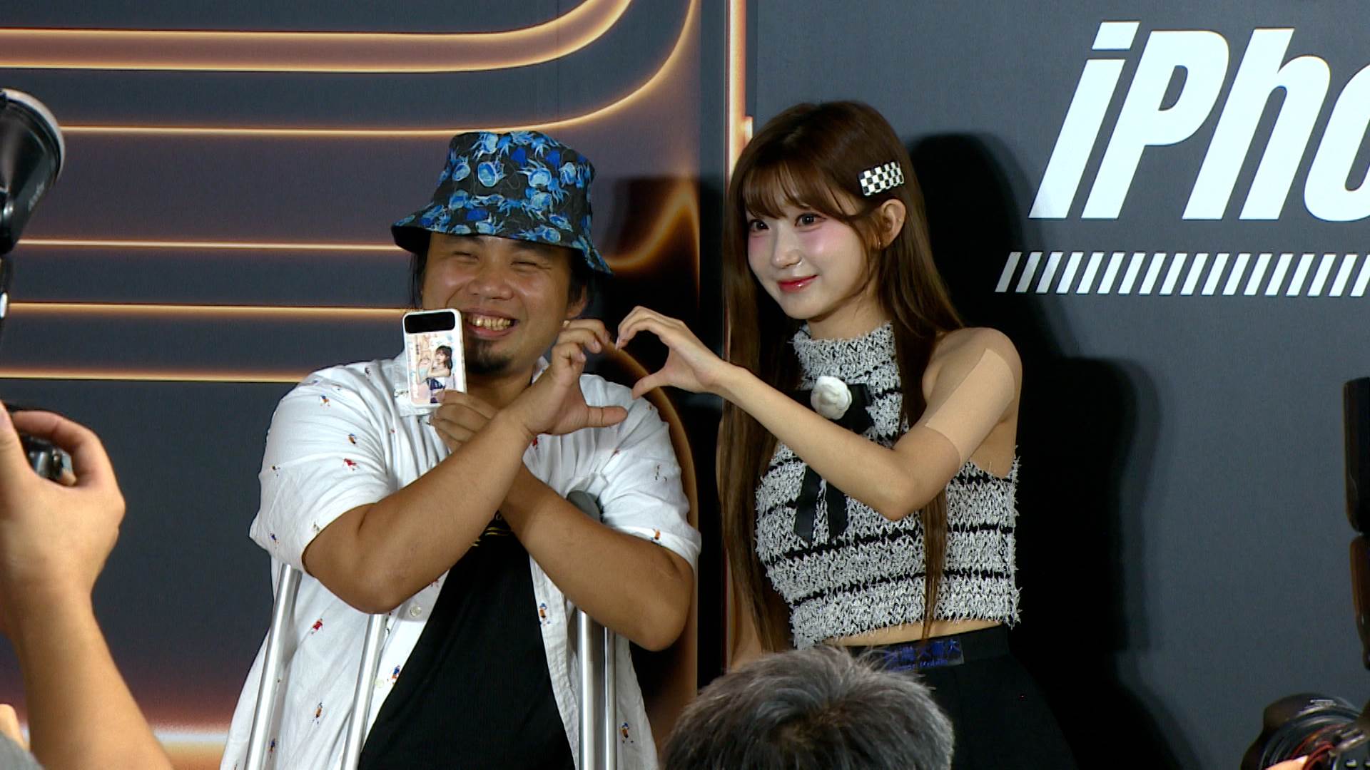 黃先生再次奪下頭香寶座，與李珠珢現場開心互動。（圖／東森新聞）