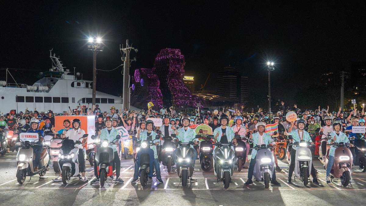 高雄市長陳其邁(前排右四)驚喜來到現場,與參與民眾大合照,畫下整場活動的句點。(圖/林昱丞攝影)