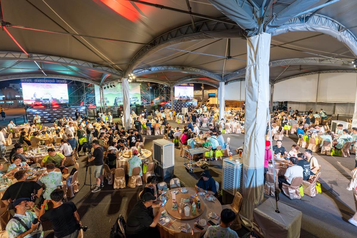 Gogoro在港邊席開百桌,上千人在船隻的陪伴下,享用高雄內門的總舖師「內門阿隆師」團隊打造的美食佳餚。(圖/林昱丞攝影)
