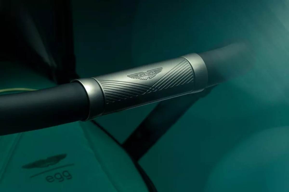 皮革與金屬飾件也選用Aston Martin常用的材料與色調，質感表現相當良好。（圖／Aston Martin提供）