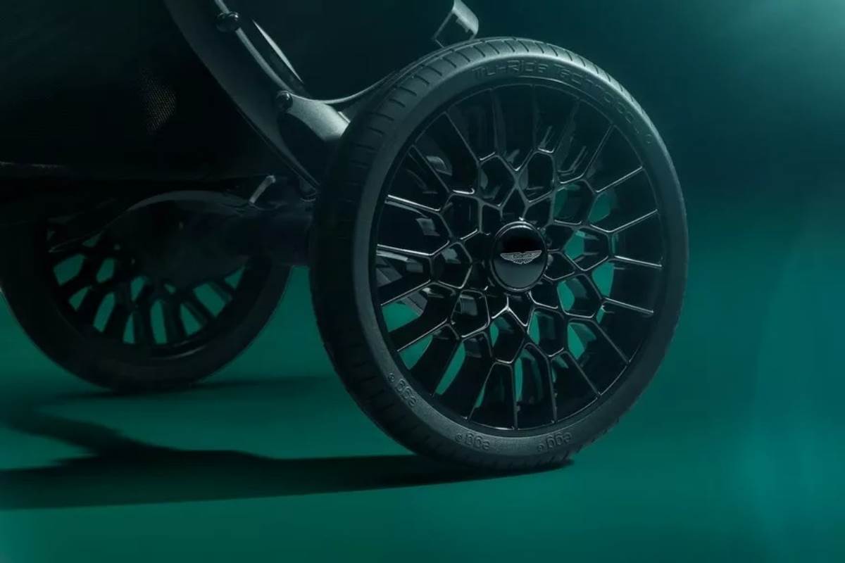 輪圈採用蜂巢型輻條設計，與這些超跑的輪圈相呼應。（圖／Aston Martin提供）