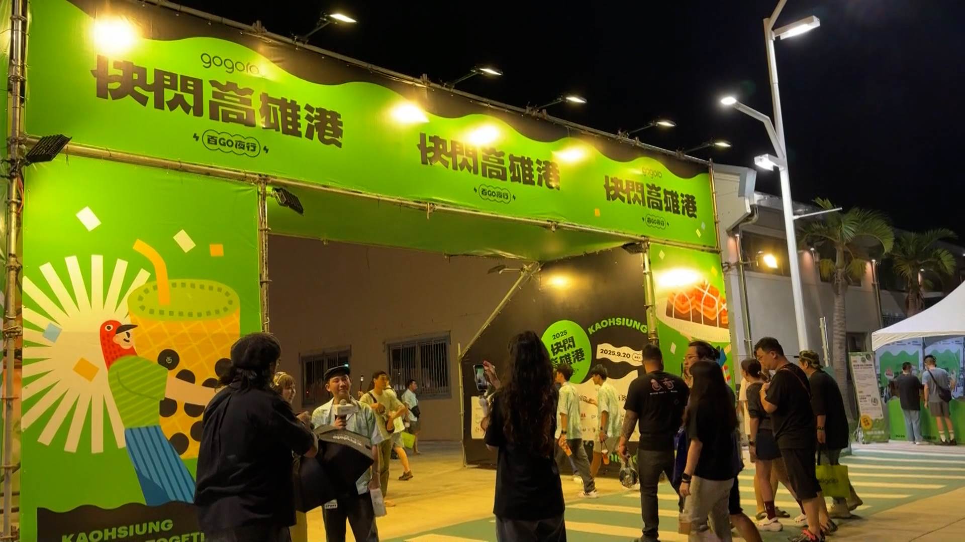 活動會場設置大型電動機車裝置藝術，吸引民眾拍照打卡。（圖／東森新聞）