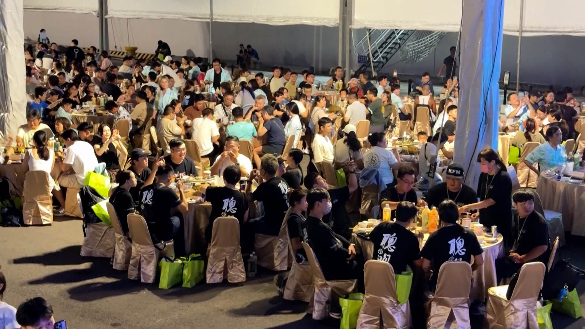 現場大辦桌席開熱鬧，車友與藝人同歡共享盛會。（圖／東森新聞）