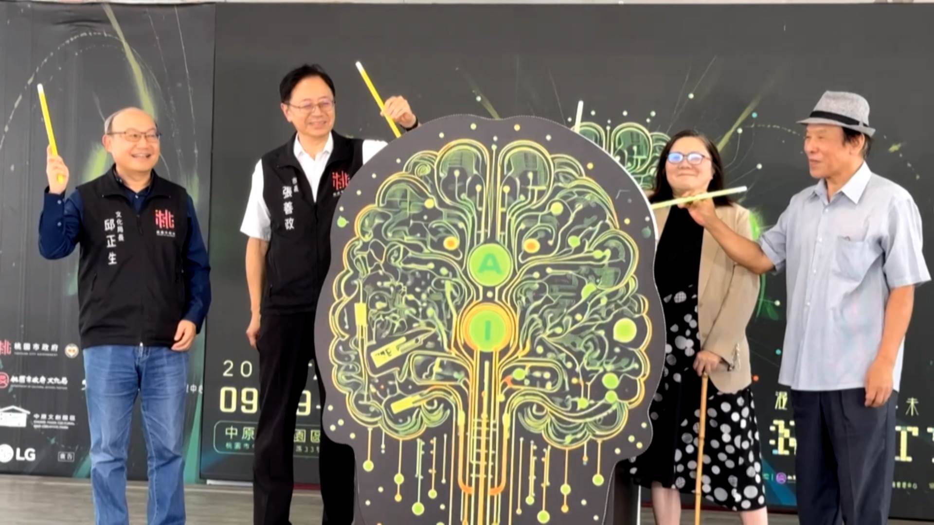 策展人謝慧青介紹展覽主題「混種演化．未來生命 New Type」。（圖／東森新聞）