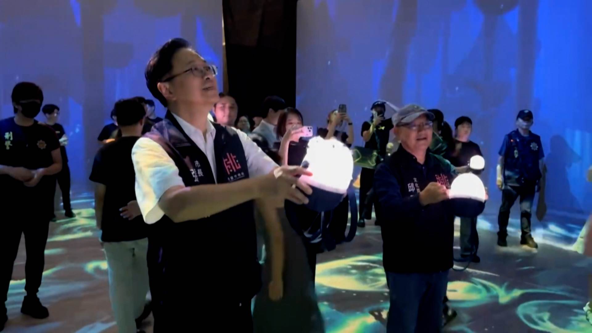 桃園市長張善政出席開幕，體驗科技藝術互動裝置。（圖／東森新聞）