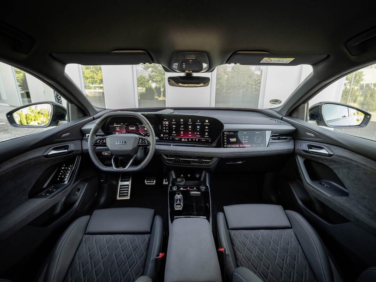 車艙搭載全新E3 1.2電子架構而成的三螢幕數位互動座艙。（圖／台灣奧迪提供）