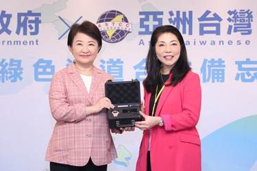 盧市長與陳會長合影1