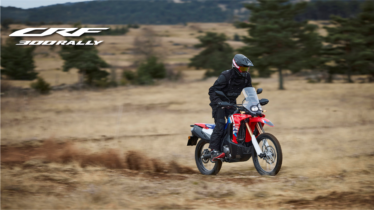 全新CRF300L與CRF300 RALLY調整了水箱風扇方向，並重新設計護罩與側蓋，能有效將熱風導離騎士，提升騎乘舒適性。圖為CRF300 RALLY。（圖／Honda Taiwan提供）