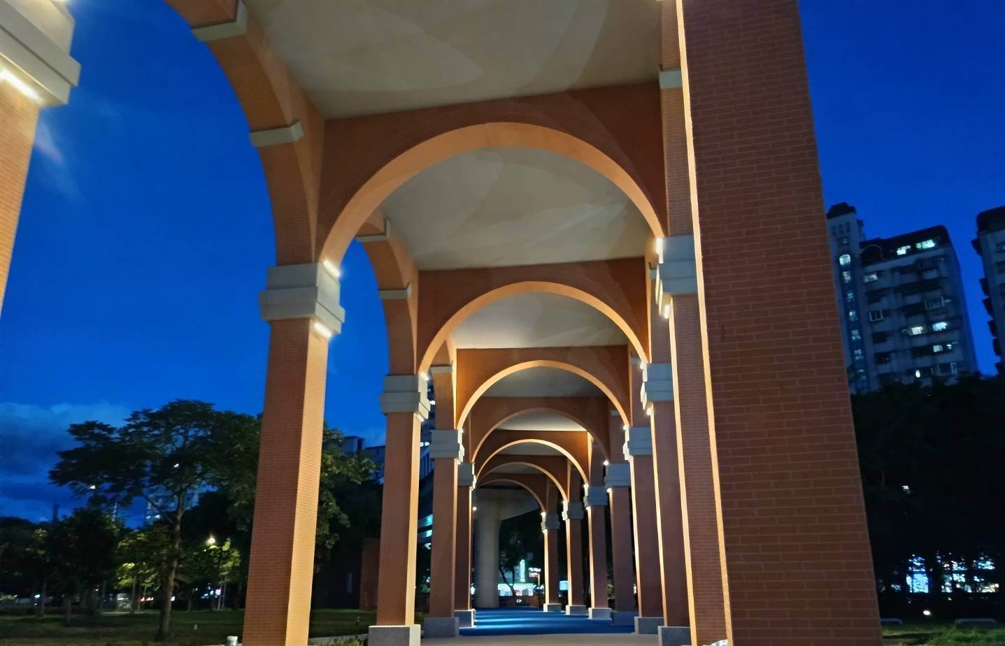 全台唯一仿紅磚拱型設計捷運橋梁