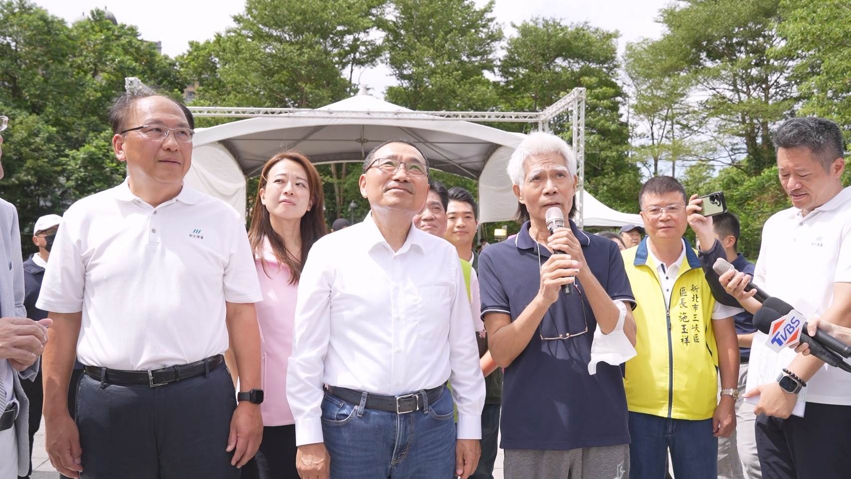 在地藝術家江沖默說明飛鳶銅雕設計理念