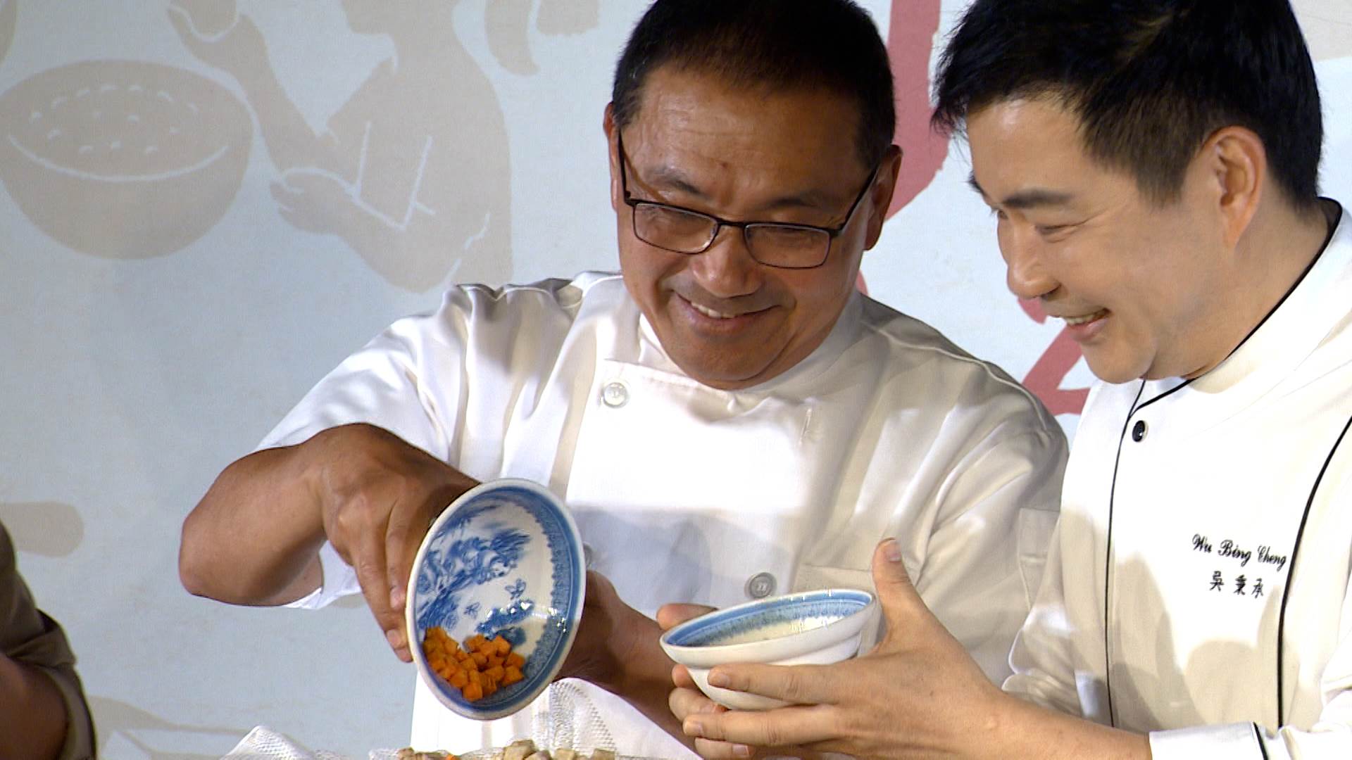 將新北在地食材，拌入超大木桶油飯中攪拌新北市長侯友宜與廚吳秉承攜手示範創意油飯「金玉滿油香」。（圖／東森新聞）