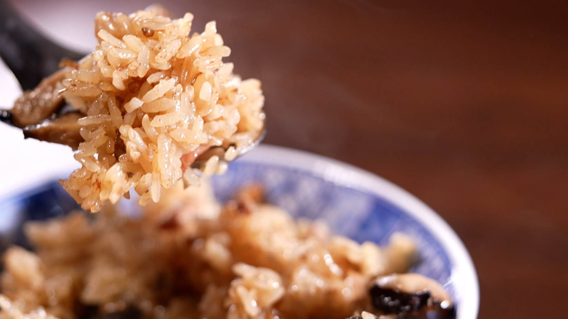  現煮現吃、香氣四溢的油飯，揭開了今年油飯節的序幕。（圖／東森新聞）