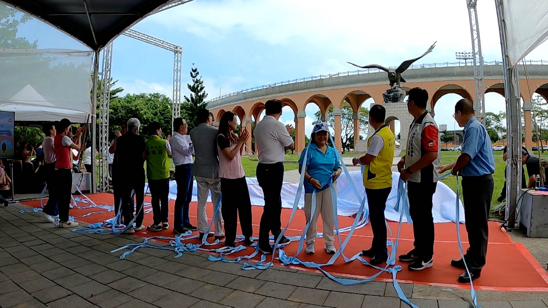 新北市打造全台唯一仿紅磚拱型設計捷運橋梁，「飛鳶廣場思古迴廊」於22日正式啟用。（圖／東森新聞）