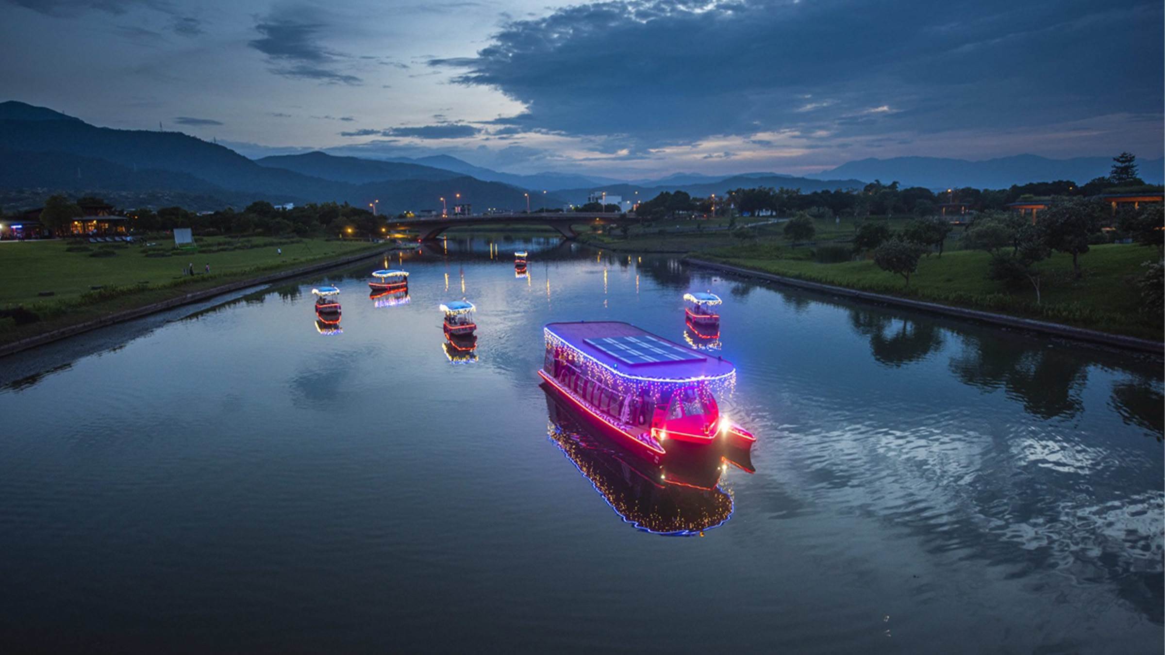 搭上環保電動船，沉浸在冬山河的綠意懷抱中。（圖／業者提供）