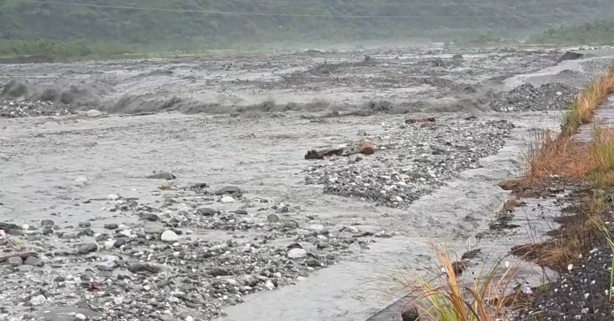 花蓮馬太鞍溪上游堰塞湖今（23）日發生溢流。（圖／東森新聞）