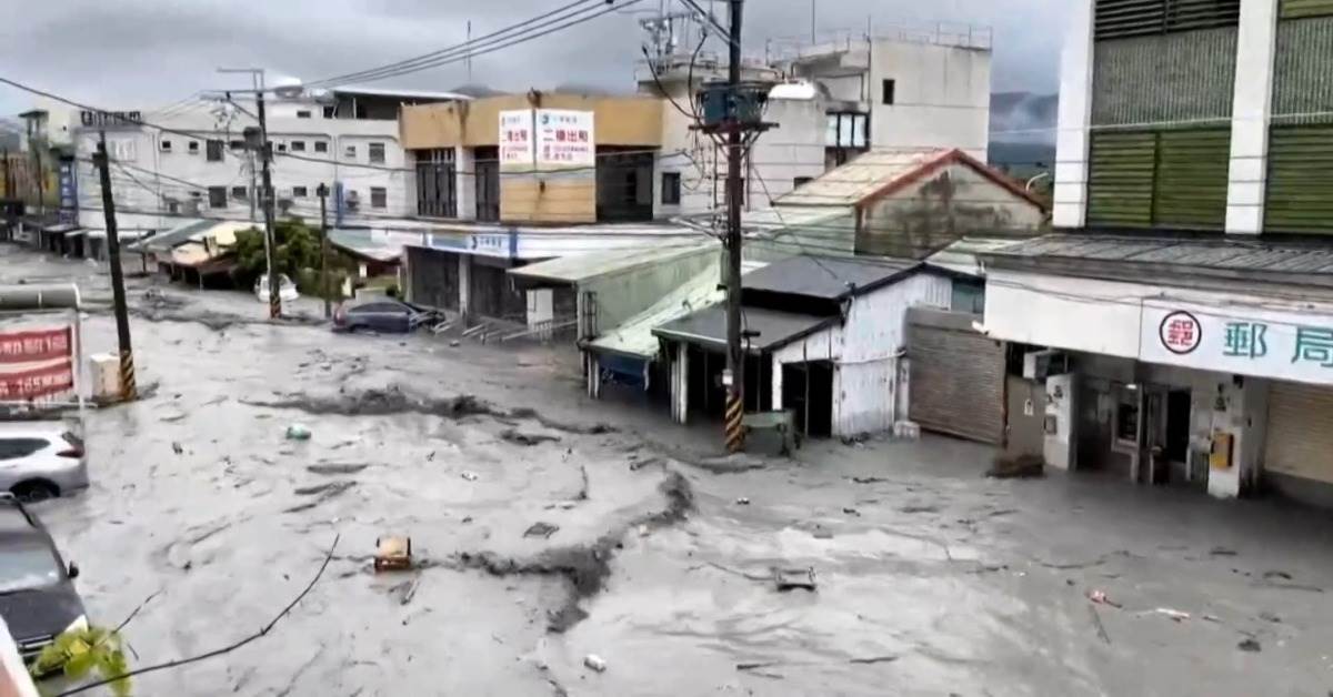 花蓮縣今日馬太鞍溪堰塞湖壩頂溢流。（圖／東森新聞）