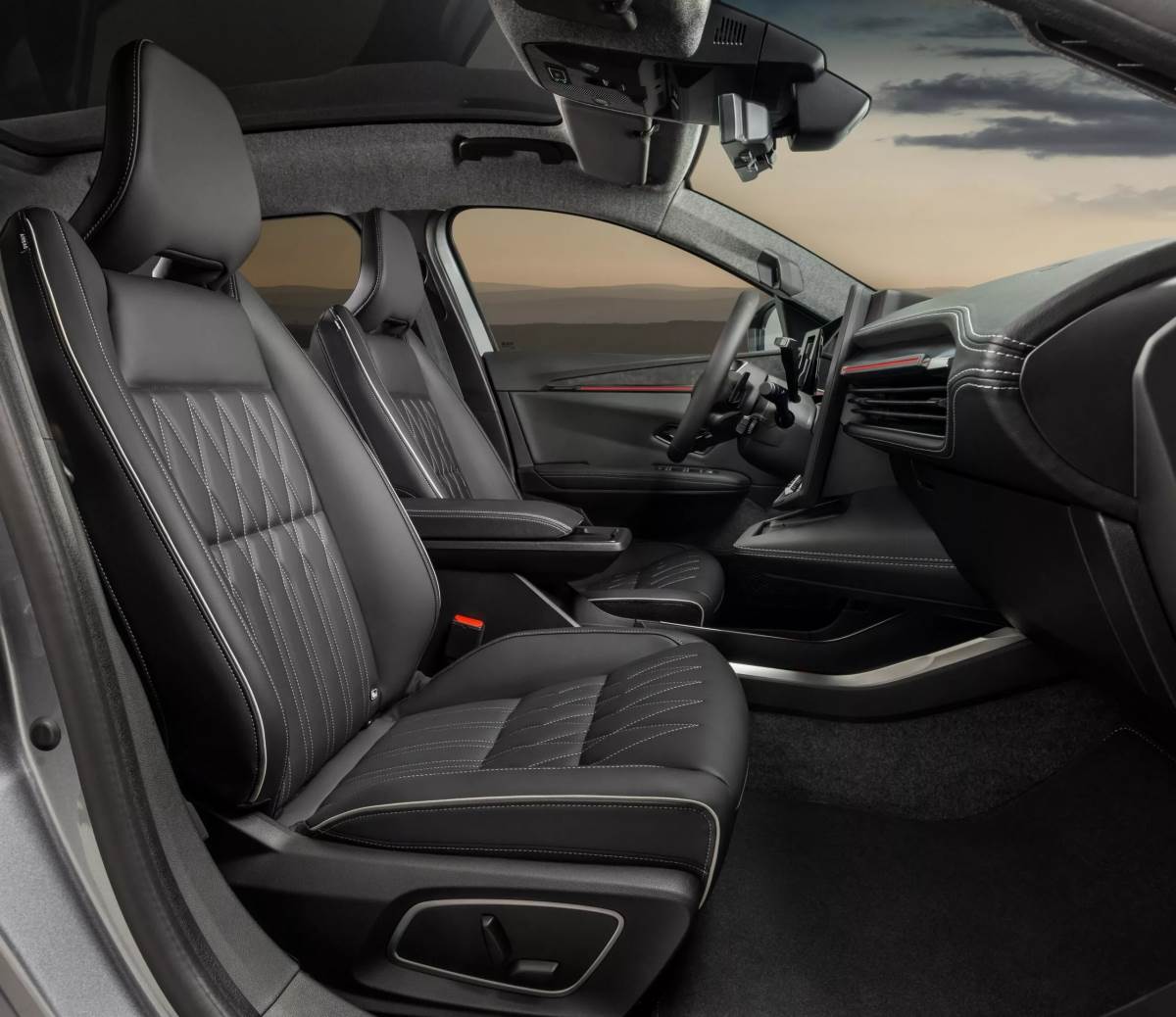 車內的用料質感提升，更可以選配變色玻璃車頂，讓質感表現更好。（圖／三菱提供）