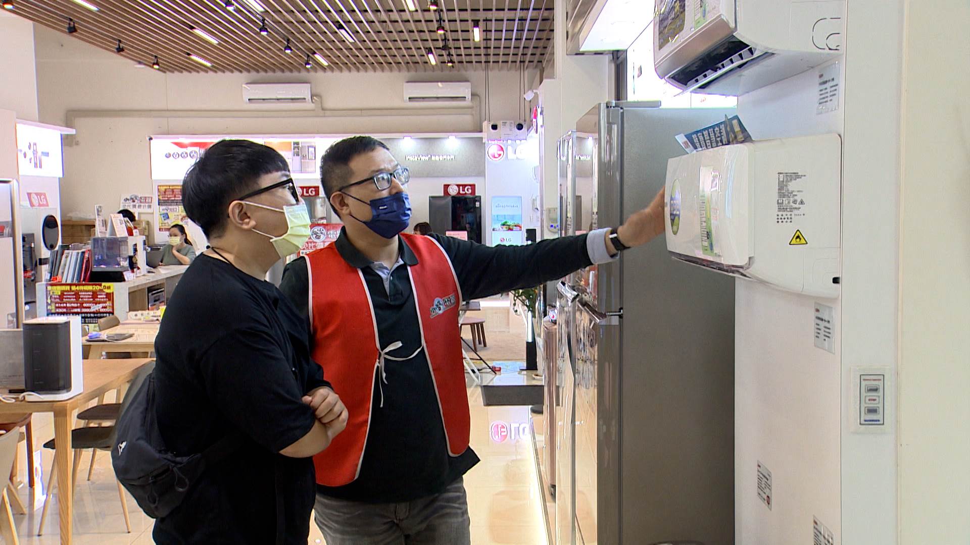 消費者在選購家電時,考量因素多樣,包含產品性能、價格以及售後服務,都會影響購買意願。(圖/東森新聞)