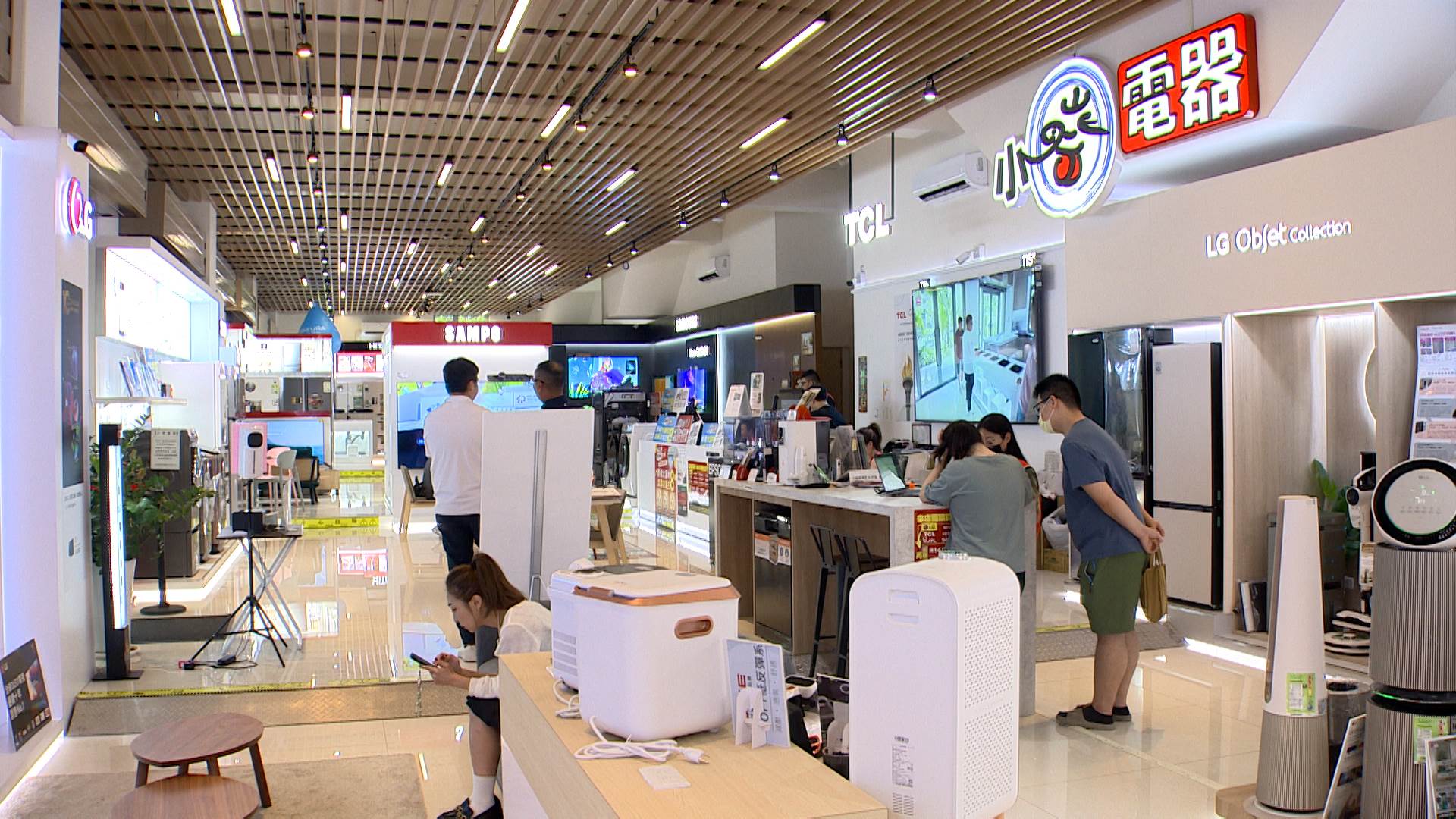 迎接年底家電汰舊換新,各大家電通路,各自祭出優惠搶市。(圖/東森新聞)