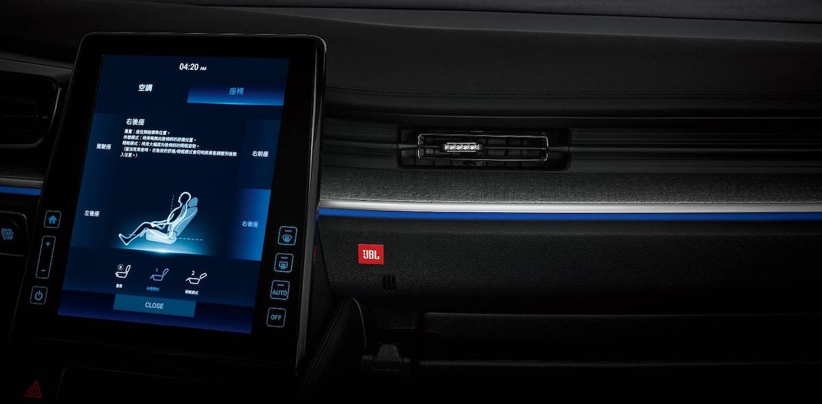 全新10.4吋整合式多媒體系統，支援衛星導航、Apple CarPlay與Android Auto，並加上JBL高階音效系統。（圖／南陽實業提供）