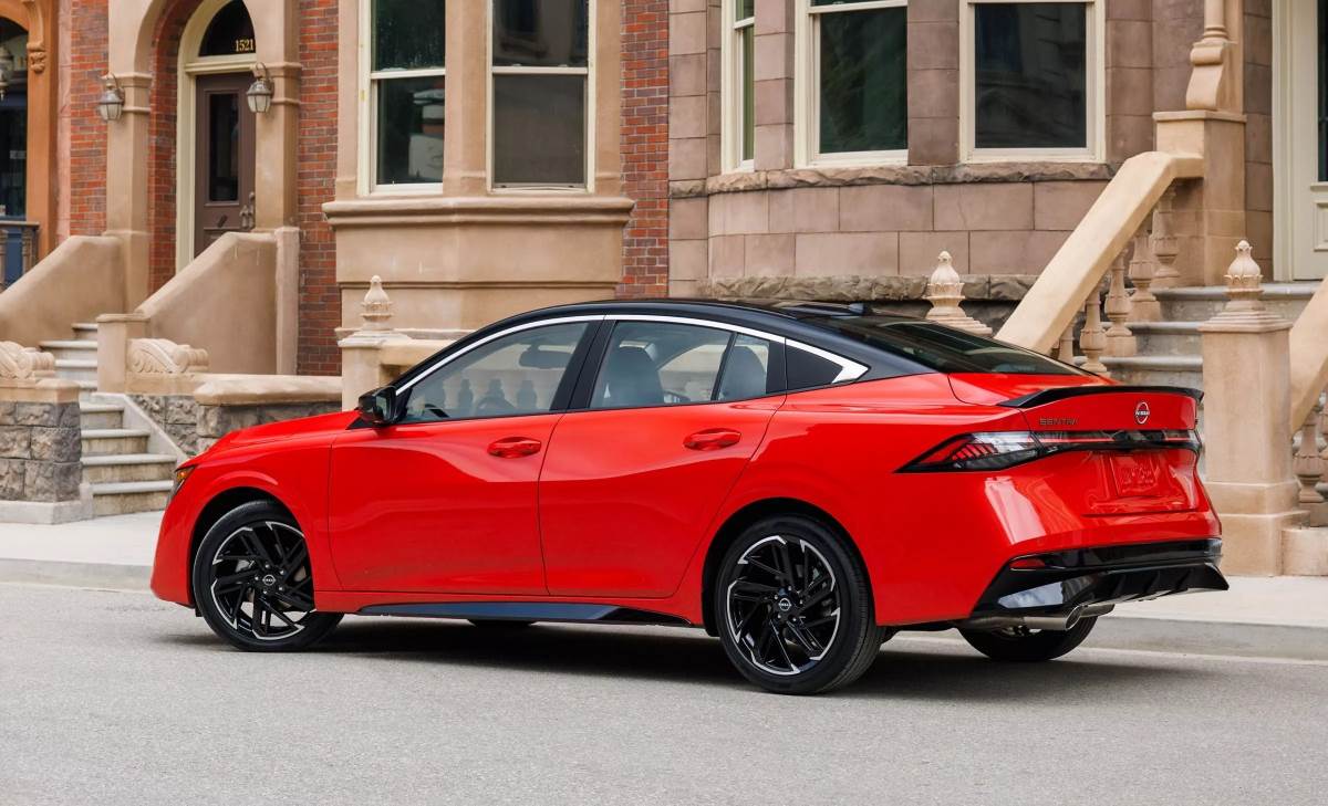 SR車型在外觀上相當動感，甚至在行李廂蓋上還有小鴨尾設計，滿足車迷對於運動車型的想像。（圖／日產提供）