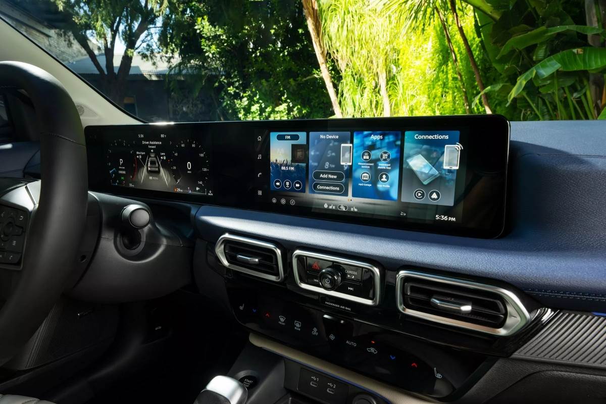 車輛儀表與中控螢幕相連，高階車型採用雙12.3吋螢幕配置。（圖／日產提供）