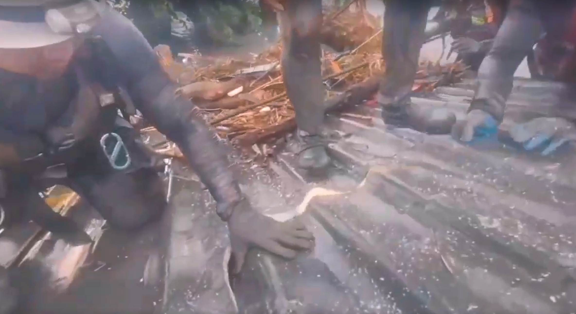 搜救隊員聽到呼救聲，趕緊切開屋頂試圖搜救。翻攝畫面