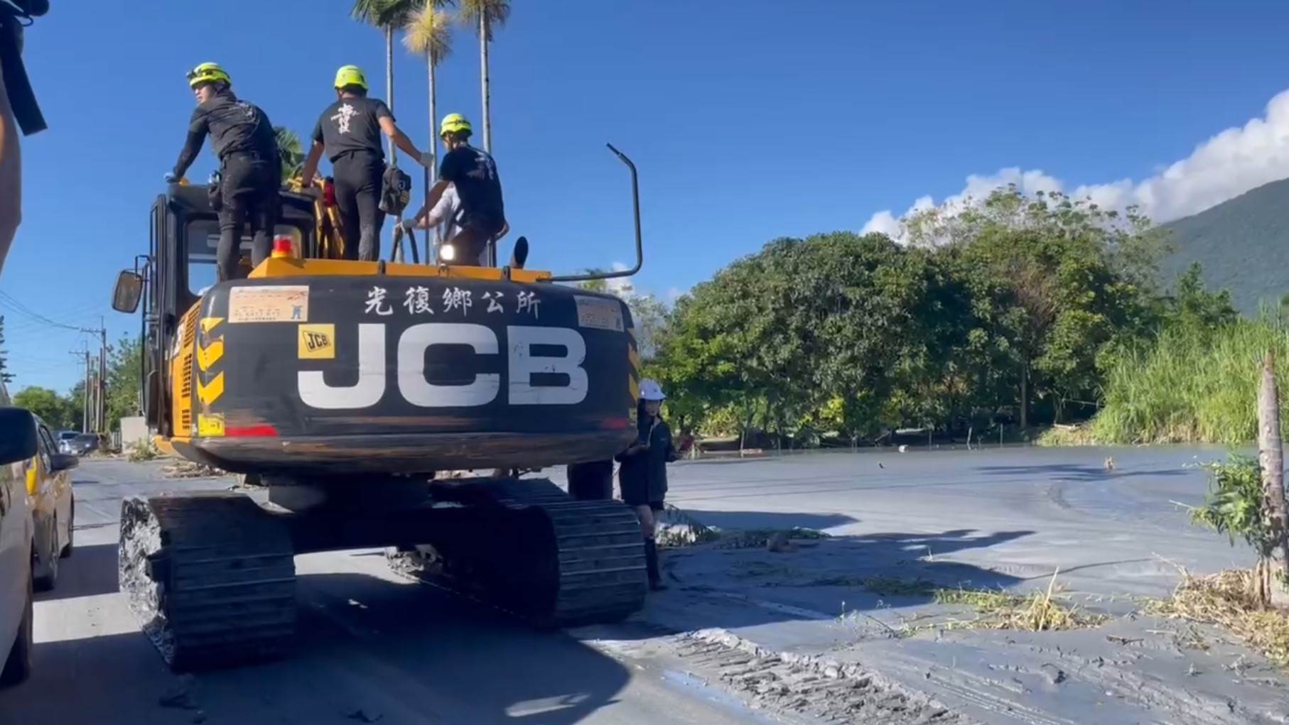 佛祖街特搜隊坐挖土機前進泥災區