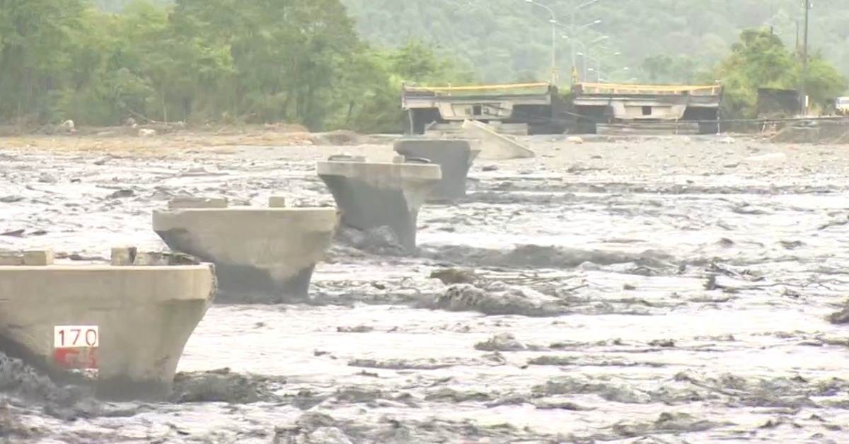 花蓮馬太鞍溪堰塞湖溢流。（圖／東森新聞）