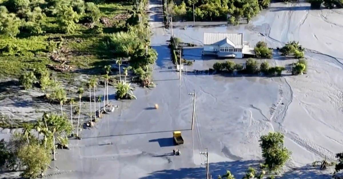 堰塞湖溢流，最嚴重的光復佛祖街，整條道路全是泥濘，完全看不清路上的標誌。（圖／東森新聞）