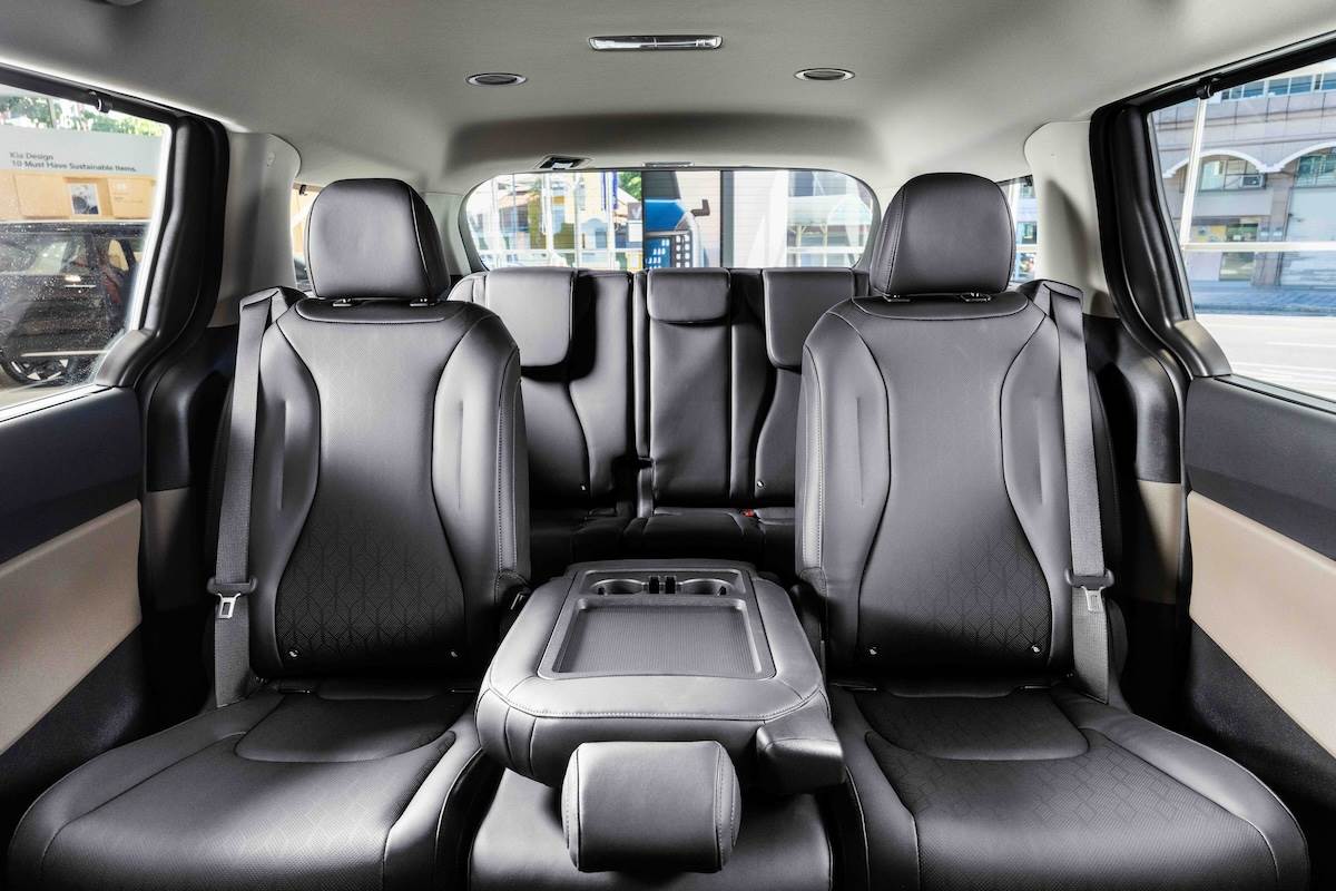 全車系標配第二排滑軌調整與第三排平整收折功能，並搭載第二排中央座椅翻摺設計，可化身飲料杯架扶手或會議桌。（圖／台灣森那美起亞提供）