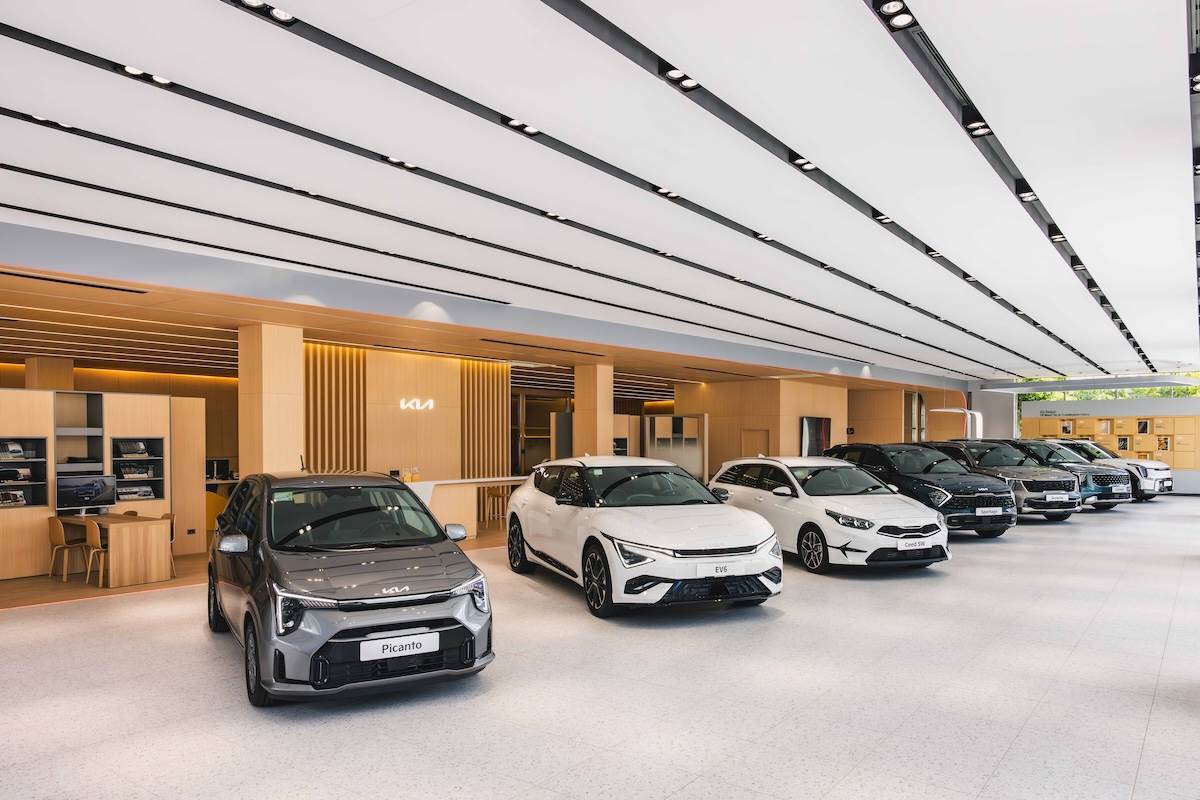 一樓展示區可同時展出9輛新車，可將Kia全車系完整展示。（圖／台灣森那美起亞提供）