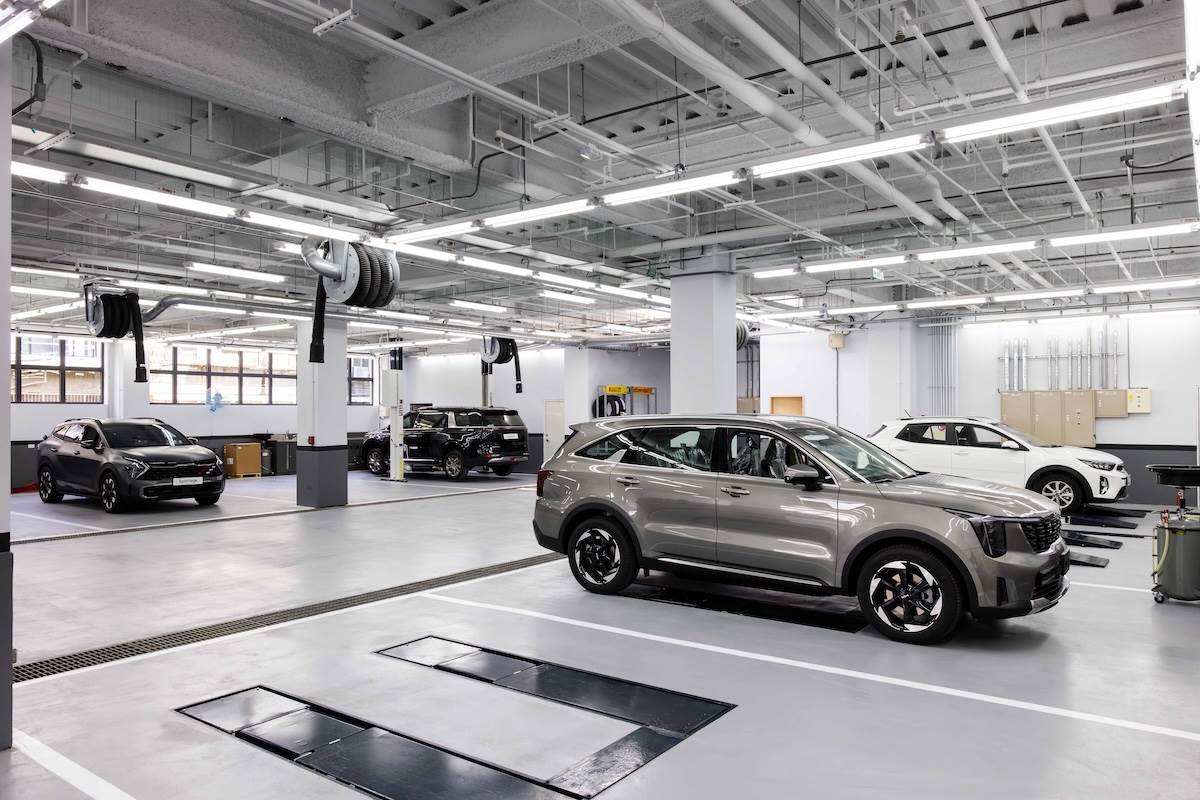 服務廠除了擁有14個專屬工位之外，更特別設立了電動車專屬的維修工作區與電池整備中心。（圖／台灣森那美起亞提供）