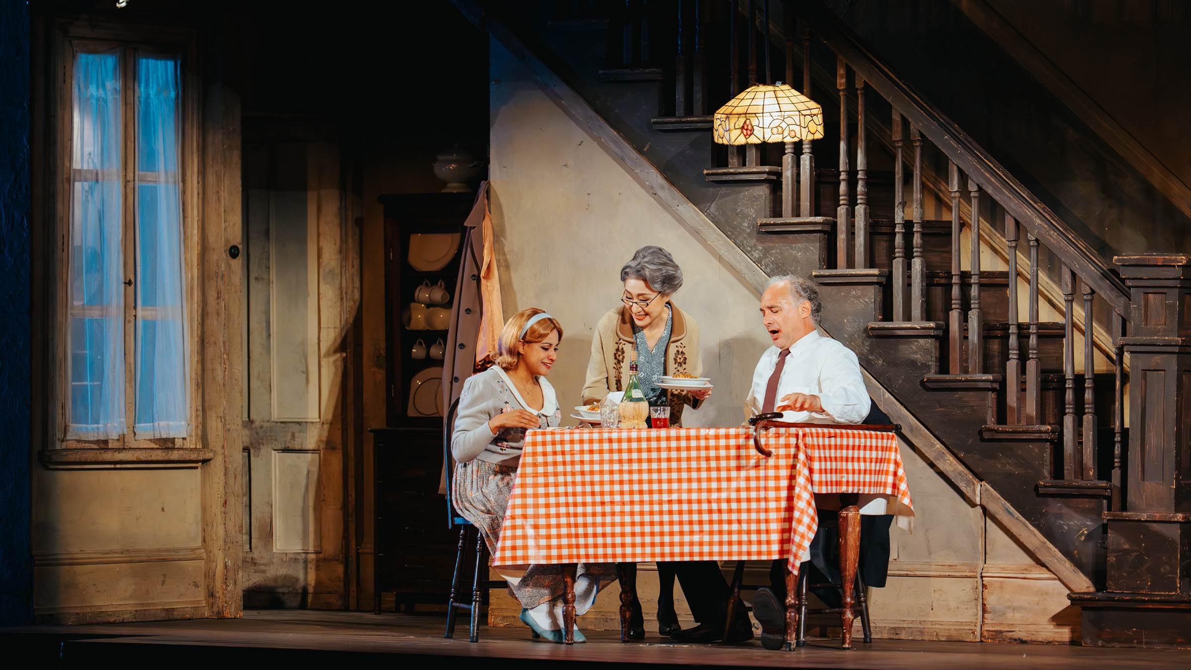 2025 NTT遇見巨人—威爾第歌劇《弄臣》_弄臣（荷西．卡爾博 飾）與女兒吉爾達（史黛西．阿洛姆 飾）簡樸的家，與公爵的奢華宮殿形成強烈對比。（圖／臺中國家歌劇院，攝影：林峻永提供）