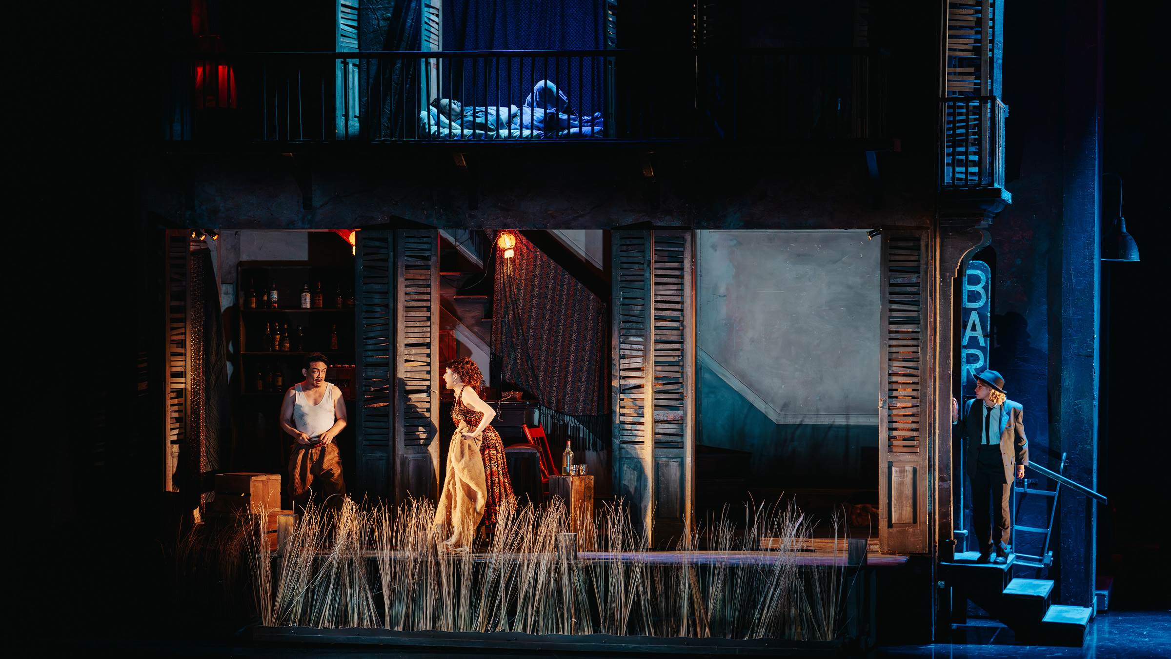 2025 NTT遇見巨人—威爾第歌劇《弄臣》_娃娃屋般的2層樓場景，分割空間讓劇情如電影分鏡般同時發生。（圖／臺中國家歌劇院，攝影：林峻永提供）