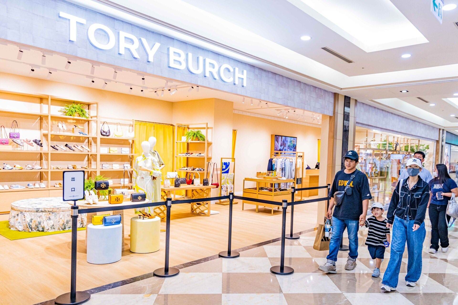 義大Outlet Tory Burch人潮照。（圖／義大提供）