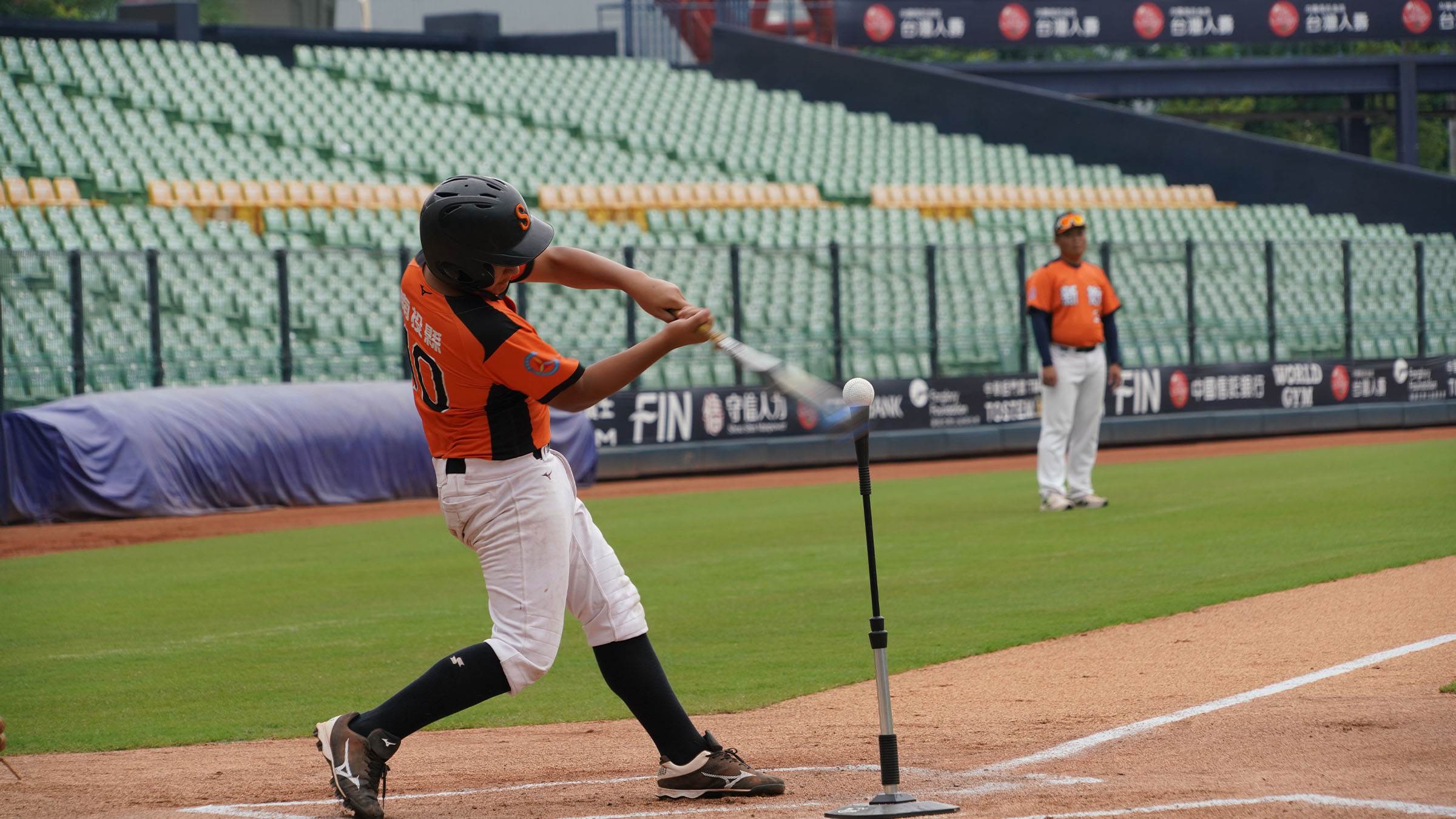 各校小球員在場上奮力一搏揮灑汗水的側拍照。（圖／業者提供）