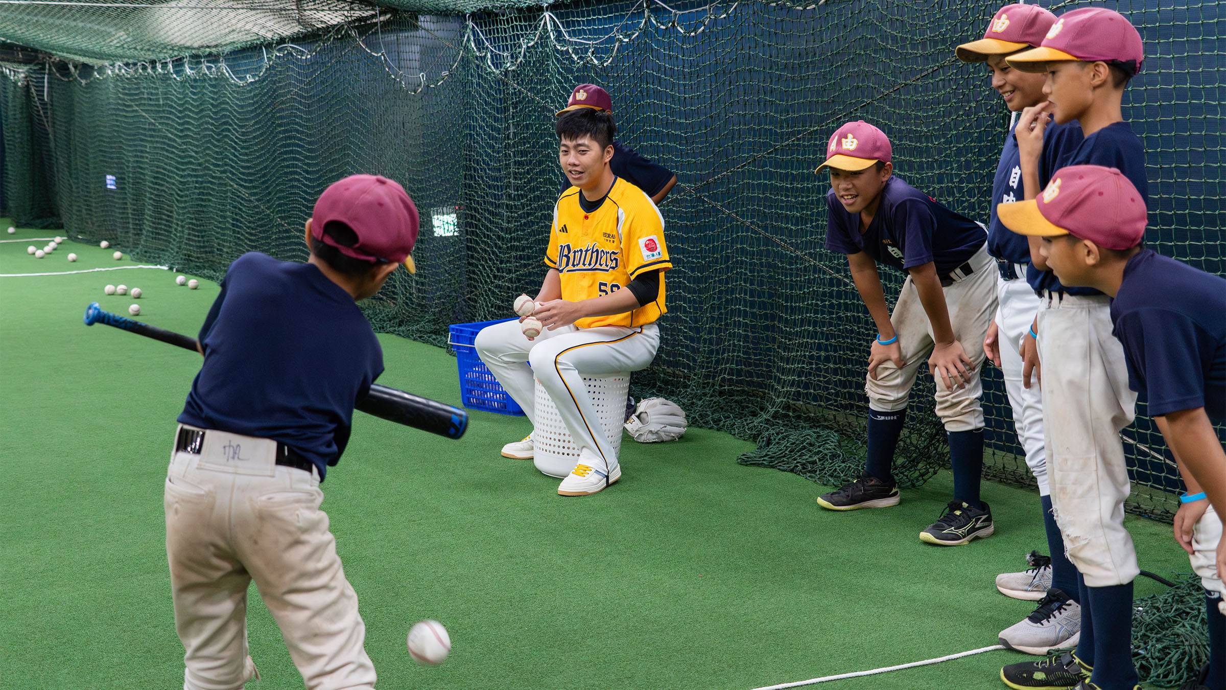 賽前交流小朋友們與職棒球員互動畫面。（圖／業者提供）
