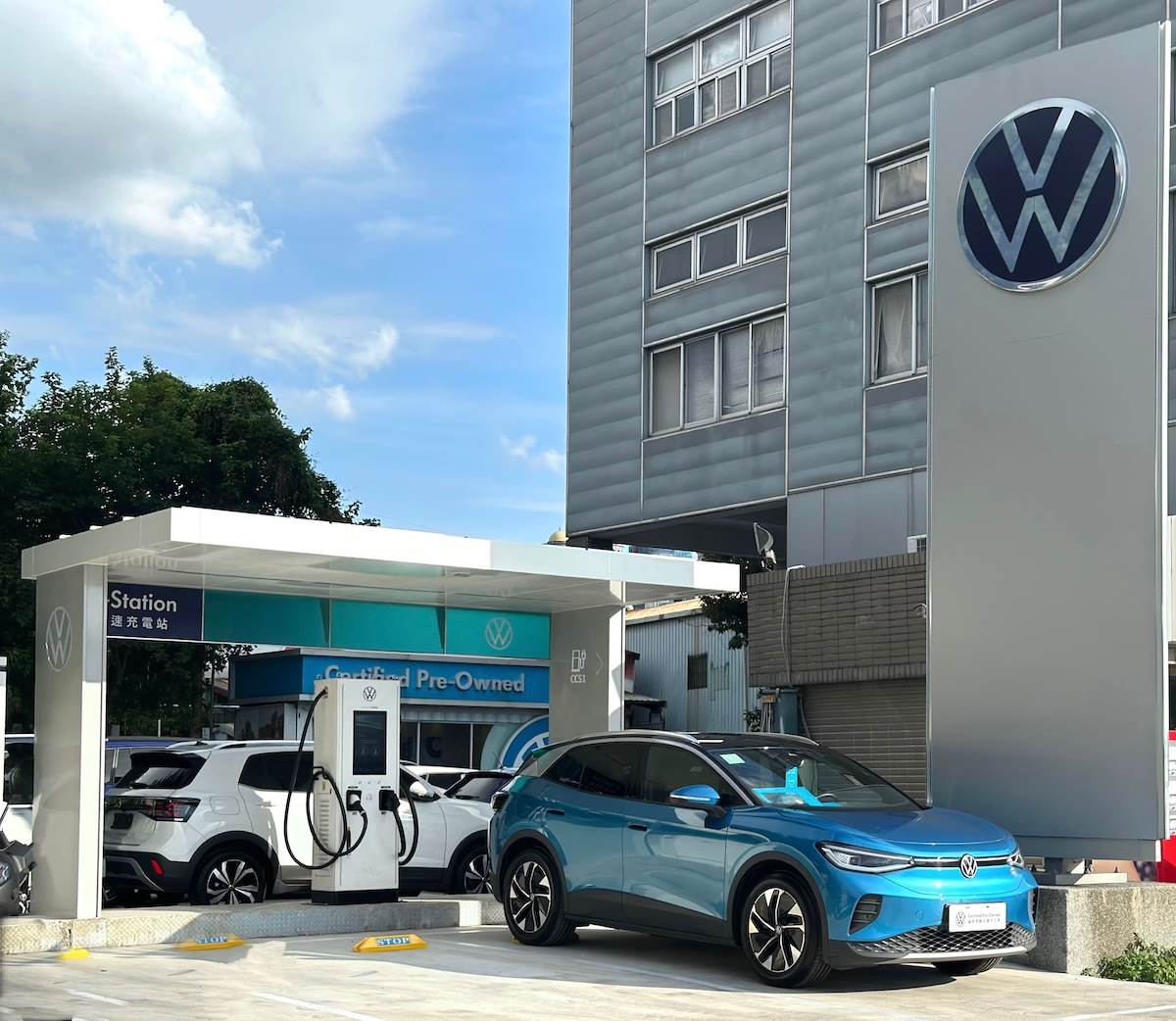 全新啟用的極速充電站最高輸出功率達360kW，能夠大幅縮短充電時間，滿足純電車主在繁忙都會區的快速補能需求。（圖／台灣福斯提供）