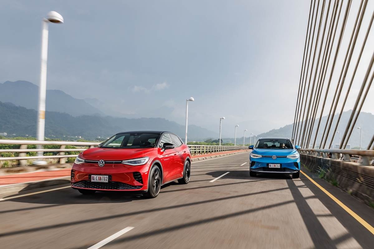 台灣福斯汽車新莊鉅賦極速充電站同步推出專屬優惠方案，離峰時段每度電5.9元、假日及半尖峰時段每度電7.9元，而尖峰時段則為12.9元。（圖／台灣福斯提供）