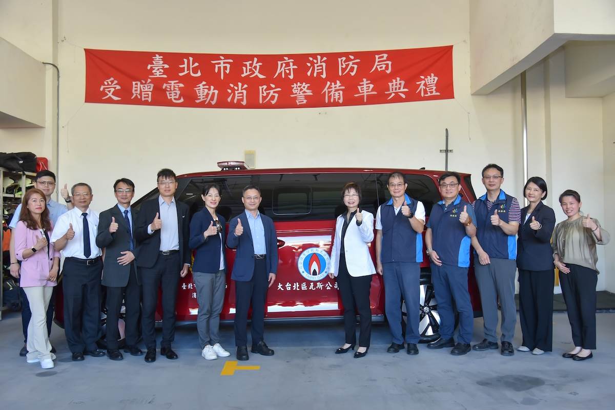 ID. Buzz是全台首輛純電消防警備車,車頂安裝爆閃式排燈、警報器與廣播用麥克風,車色為消防單位特有的紅色塗裝以符合法規。(圖/台灣福斯商旅提供)