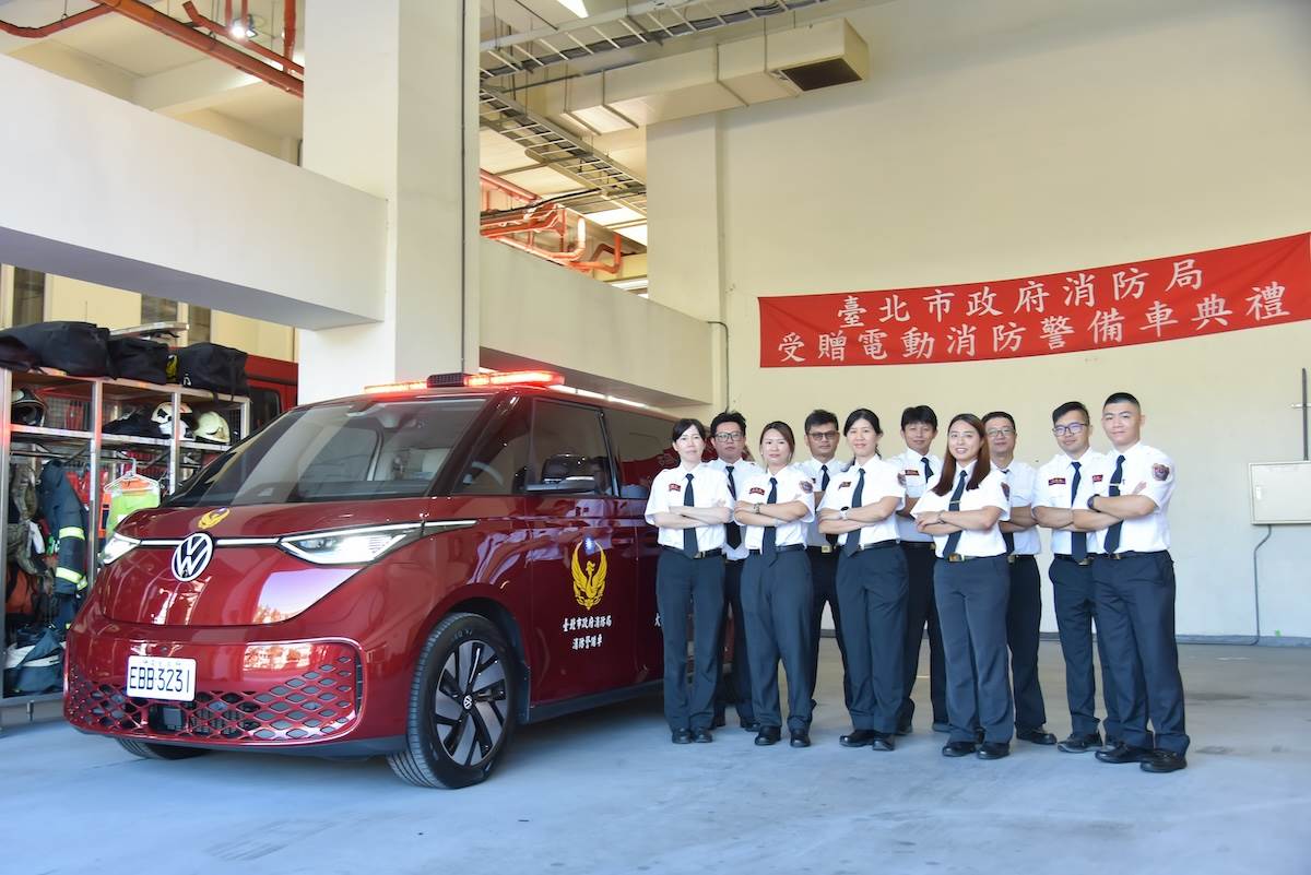 ID. Buzz消防警備車的主要任務,在遇有重大災害時,可載運消防人員與相關裝備器材馳赴現場展開救援。(圖/台灣福斯商旅提供)