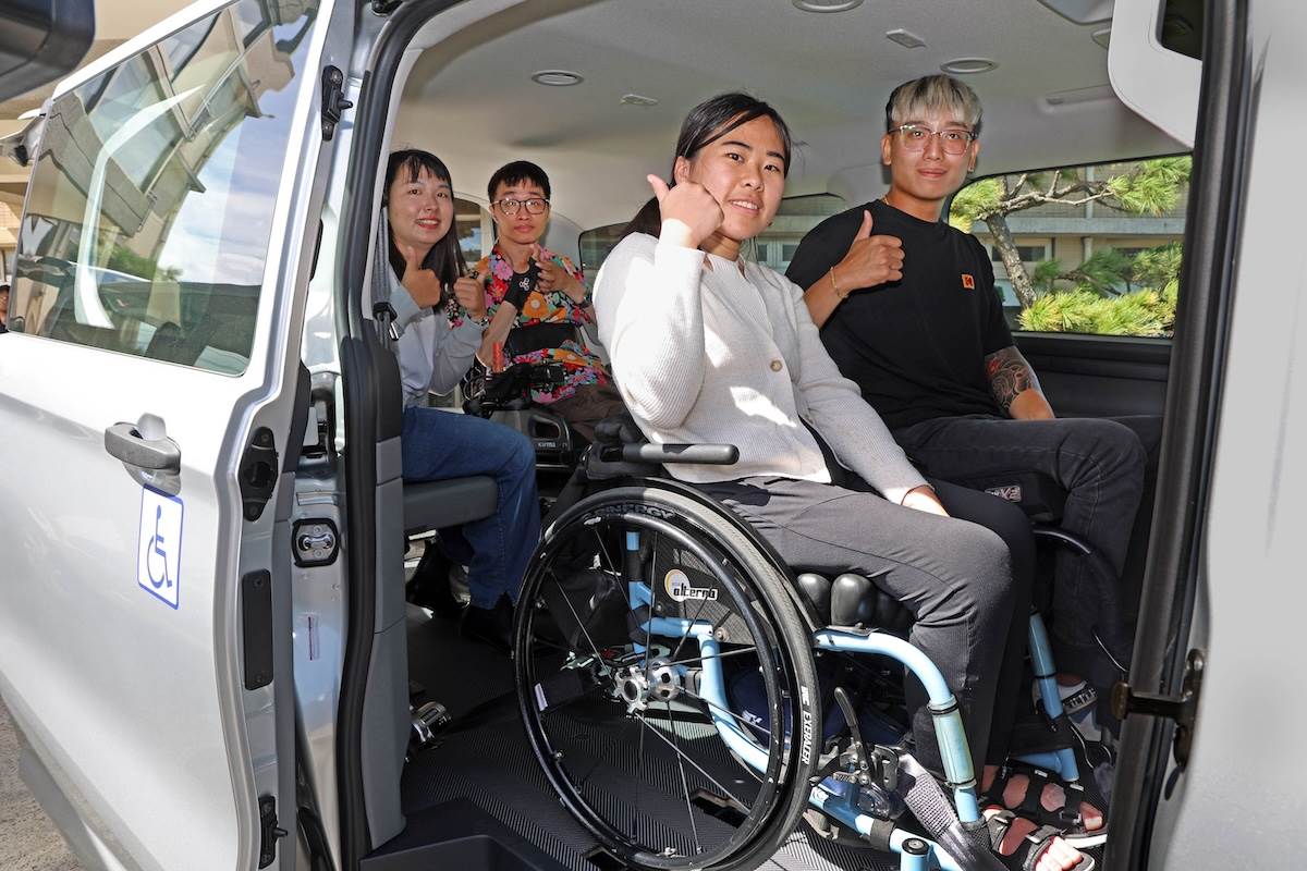 以福特旅行家為原型合法改造「全台第一輛」三輪椅區九人座福祉車，創新配置三個輪椅乘坐空間，有效提升車隊服務量能和運輸彈性化。（圖／福特六和提供）