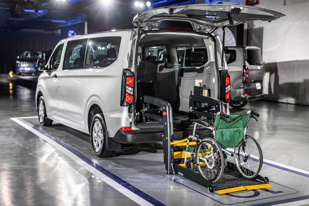 福特六和導入全球Ford Pro原廠授權認證系統，攜手在地改裝供應商開發通過原廠標準的福特旅玩家與福特旅行家福祉車。（圖／福特六和提供）