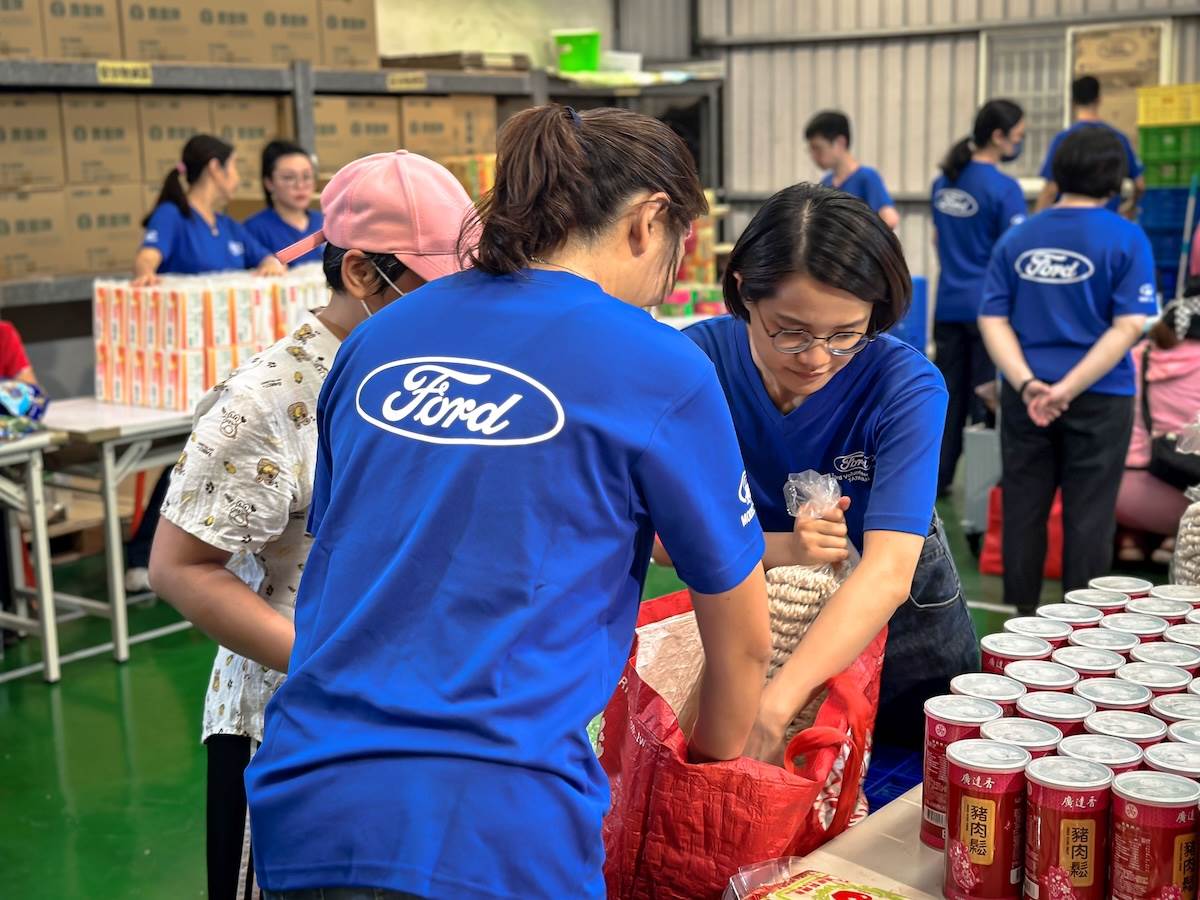 福特六和志工再度和桃園家扶中心齊心協力，為生活困難的兒童和家庭提供物資發放、搬運、整理等協助，並提供友善服務。（圖／福特六和提供）