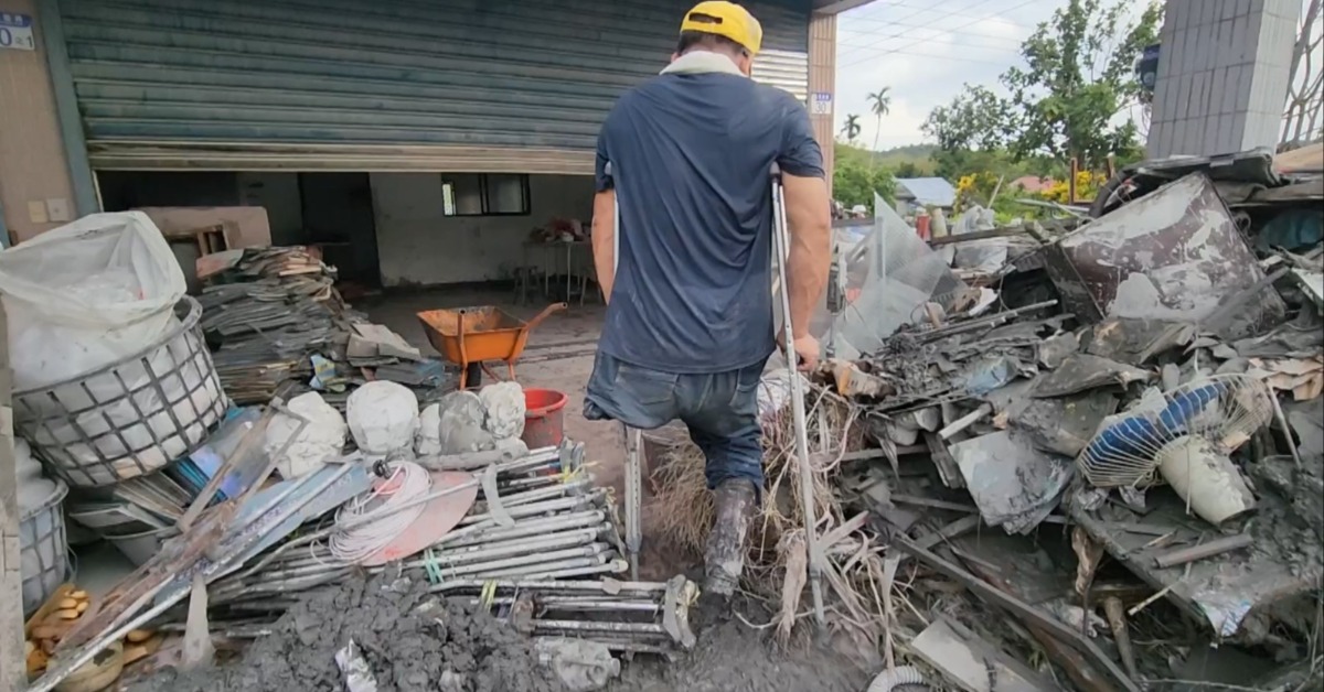 感動！60歲書店老闆「單腳」救家園 志工合力清爛泥