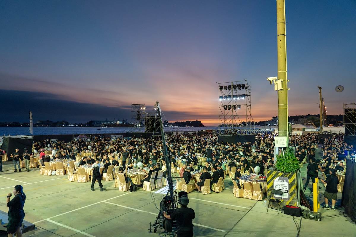 BMW Motorrad總代理汎德將高雄港邊變成大型辦桌現場，席開176桌，超過1,700人共同參與。（圖／林昱丞攝影）